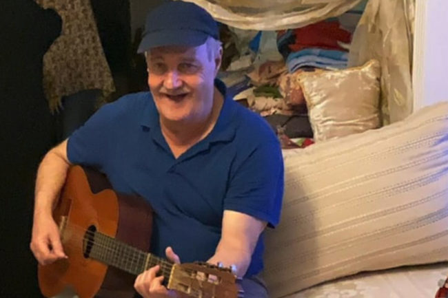 El Faro - In memoriam: El sonido de la guitarra de Mohamed, en el recuerdo