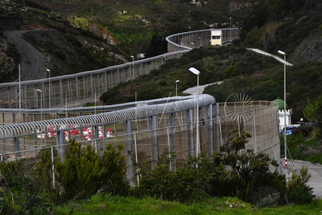 Arrojan tres paquetes con hachís por el vallado