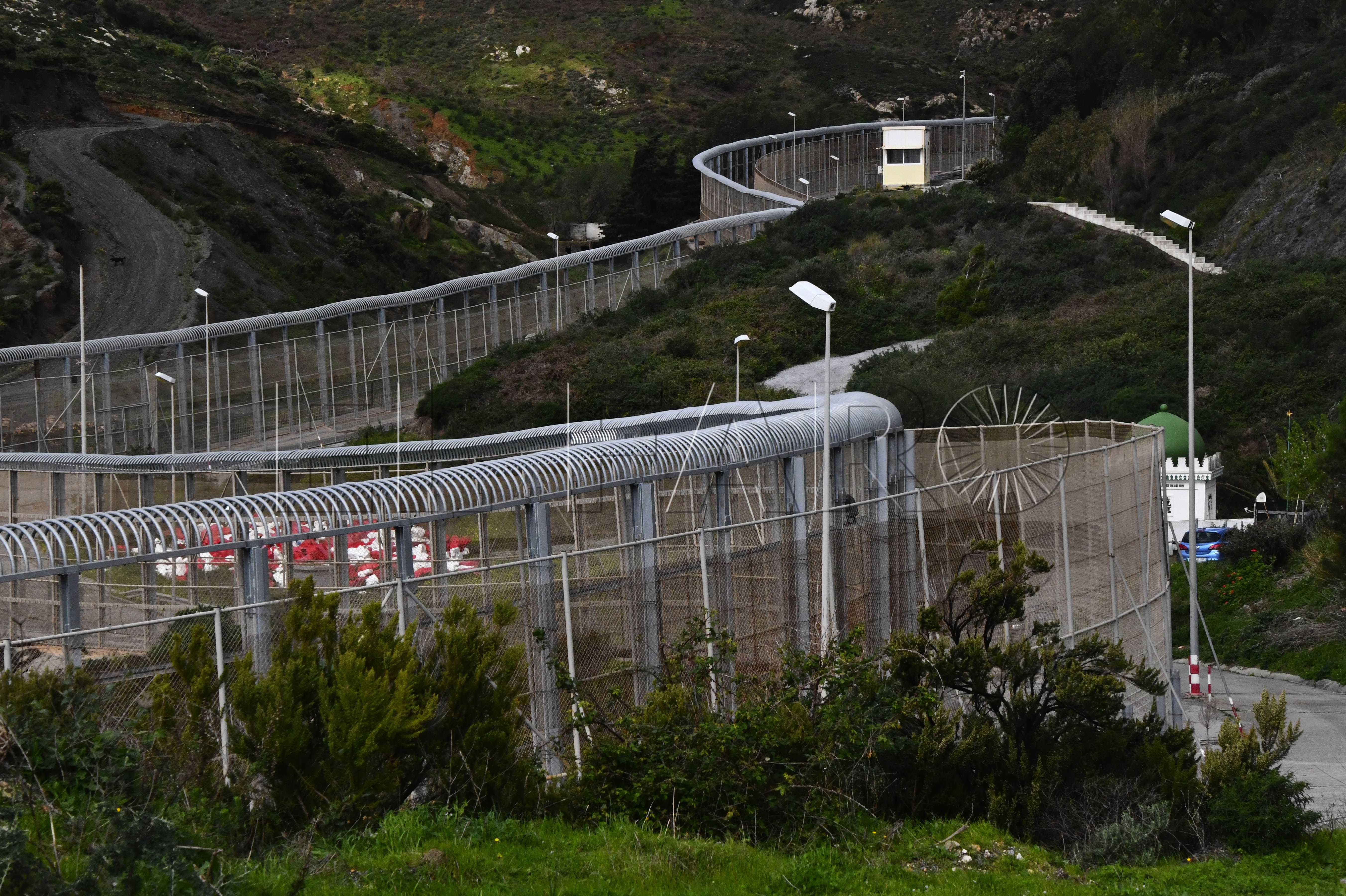 Arrojan tres paquetes con hachís por el vallado