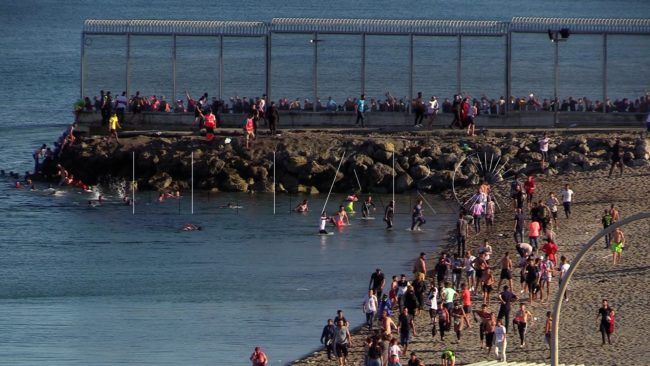 Marruecos planta cara a España: miles de marroquíes acceden a Ceuta sin control