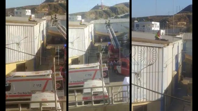 Bomberos rescata a un menor herido, en el techo de una nave en el Tarajal