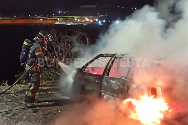 El Faro - Incendio de un coche en el Príncipe: mil litros de agua para sofocar las llamas