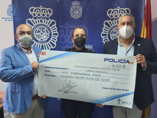 La Policía Nacional entrega los cheques solidarios de la carrera «Ruta 091»