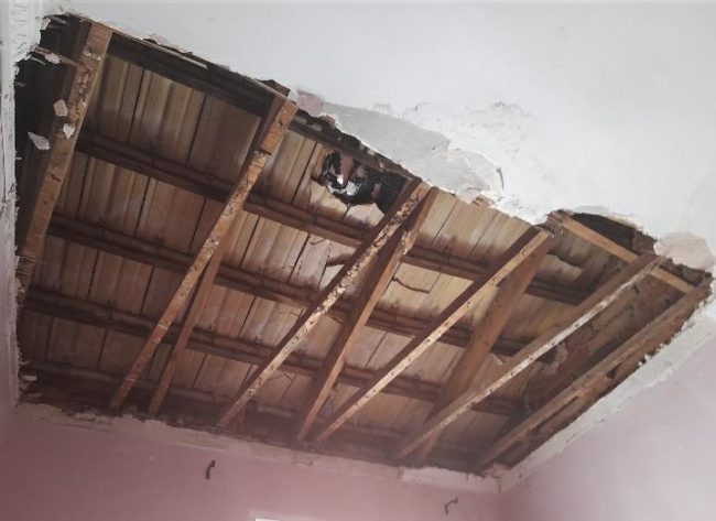 “Malvivir” con dos bebés: una familia atrapada en una casa que se “viene abajo”