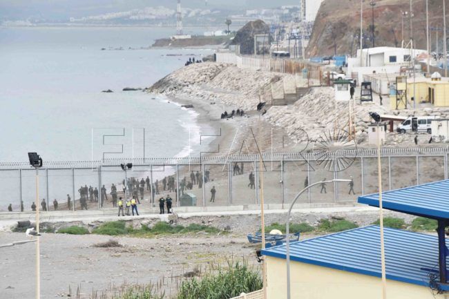 Abortado un intento de entrada de 10 inmigrantes a nado por Tarajal y la Guardia Civil se activa