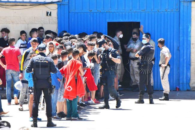 Dos hijas de una española, halladas entre los menores que entraron a Ceuta por el Tarajal