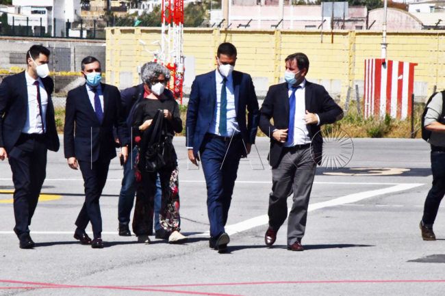 Abucheos, insultos y golpes al coche de Pedro Sánchez al llegar a Ceuta