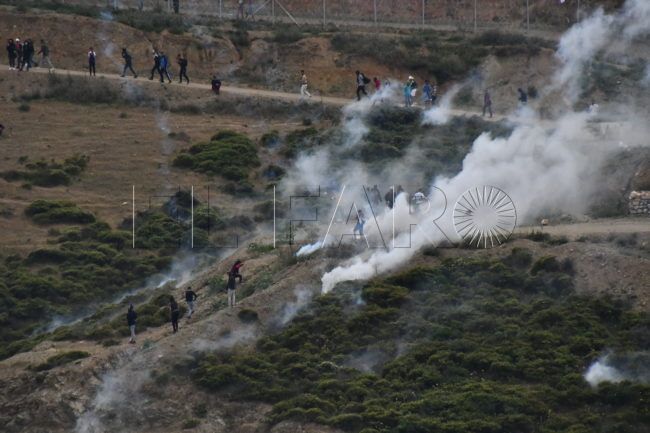 Lanzamiento de botes de humo, subsaharianos saltando la valla: caos en Ceuta
