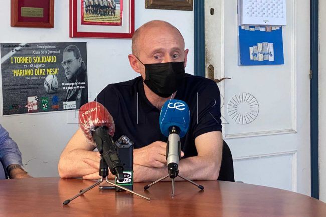 Santi Valladares deja, visiblemente emocionado, la disciplina de la UA Ceutí