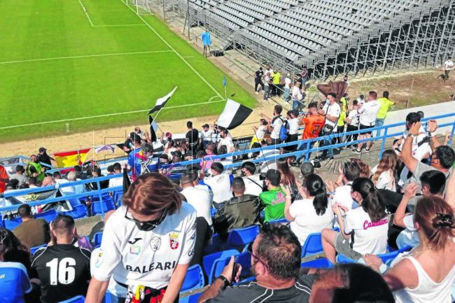 La afición del Ceuta recibe a su equipo en el estadio de ‘La Juventud’