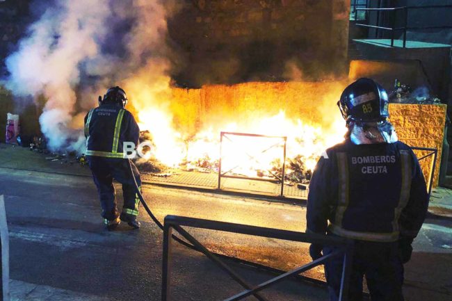 Prohibido el fuego en el campo, pero siguen en la ciudad: moto, contenedor y rastrojos