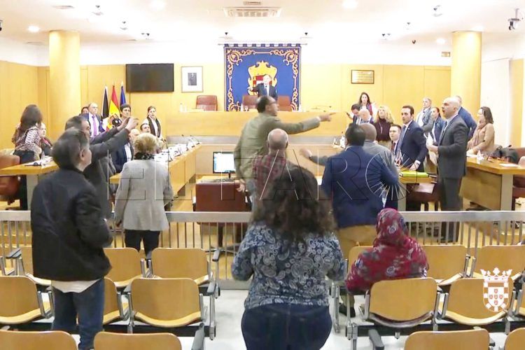 bronca-pleno-vox-caballas