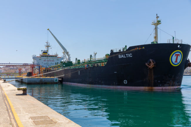 El puerto recibe un buque para la descarga de 33.000 toneladas de fueloil bajo en azufre en sus instalaciones