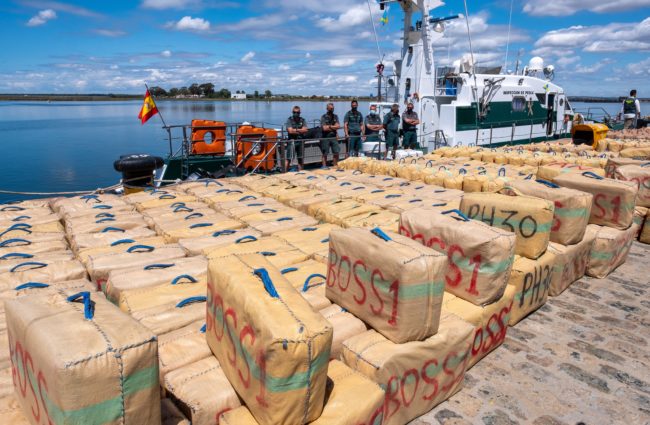 El Faro - Cinco detenidos e incautados 15.000 kilos de hachís a 100 millas de la costa de Huelva