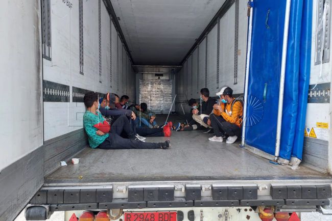 La Policía Portuaria descubre a una decena de inmigrantes en un camión