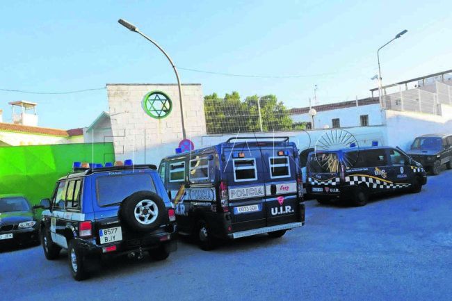 La Policía Local entra en la vieja cárcel de Los Rosales, habitada por inmigrantes