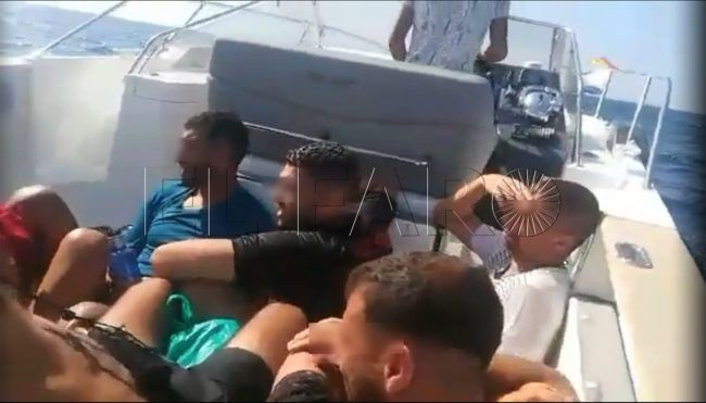 A prisión el acusado de pasar a 21 inmigrantes, estos le defienden