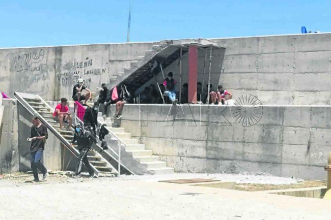 Los inmigrantes vuelven a las escolleras horas después de actuar la Guardia Civil