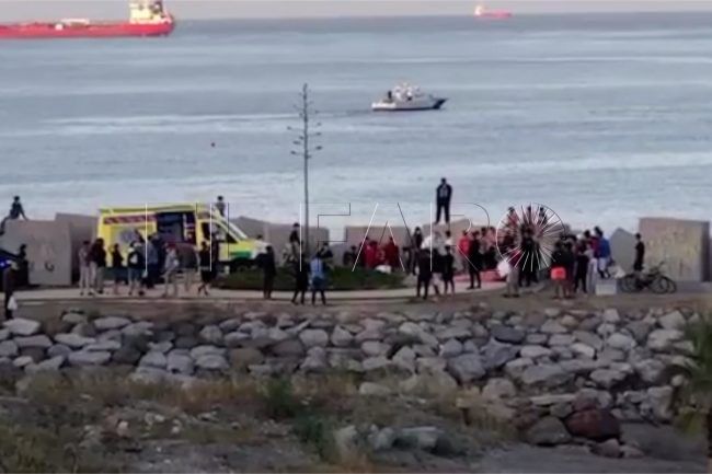 El 061 atiende a un grupo de menores tras intentar llegar a nado a la Península