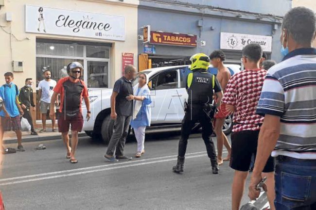 Una pelea en Hadú acaba con un escaparate roto y la actuación policial