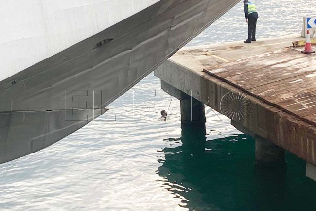 Retraso en la salida del ferry por la presión migratoria y un fallo en la plancha