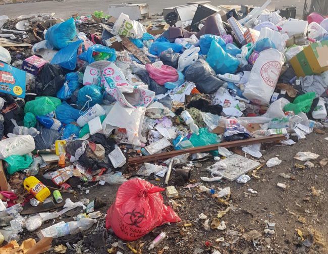 Así amanece Ceuta: repleta de basuras, una vergüenza
