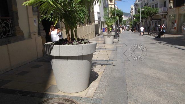 El Faro - Maceteros similares a las tuberías de ‘Super Mario’, desde el Revellín a la plaza de los Reyes