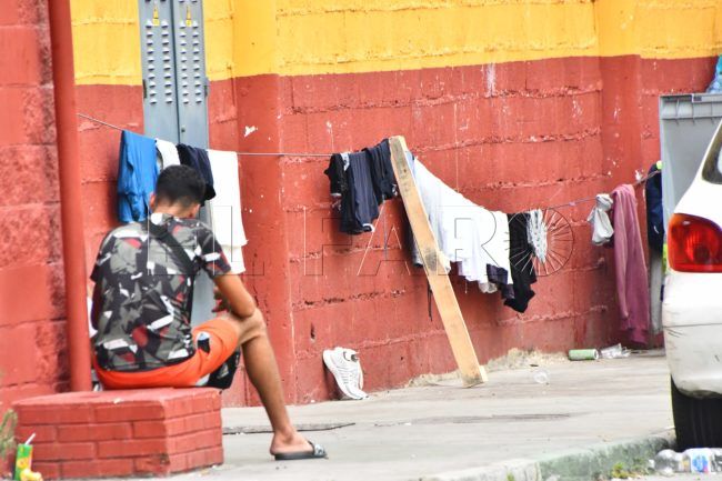 Desde las naves del Tarajal: inmigrantes denuncian que siguen los asaltos violentos a diario