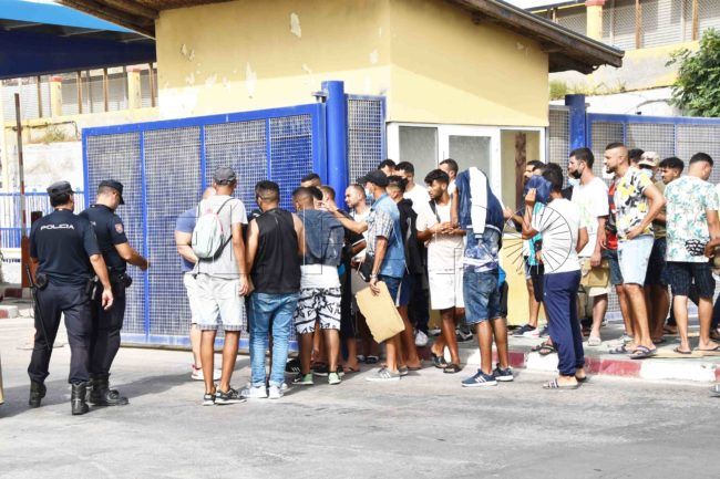 Las dos caras del Tarajal: unos, sin cita para el asilo y otros celebran con sus papeles