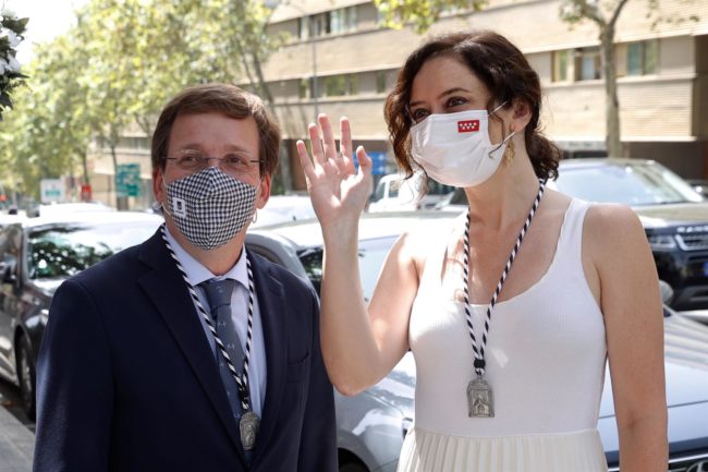 Ayuso y Almeida piden al Gobierno «no pasar de un extremo a otro» con la inmigración