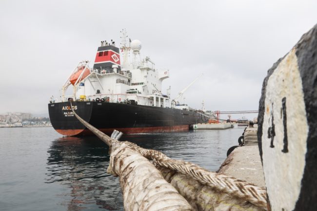 El puerto recibe un buque petrolero para la descarga de 30.000 toneladas de fueloil en sus instalaciones