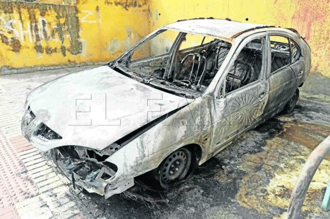 Dos coches y varios contenedores: el objeto de las quemas de esta noche