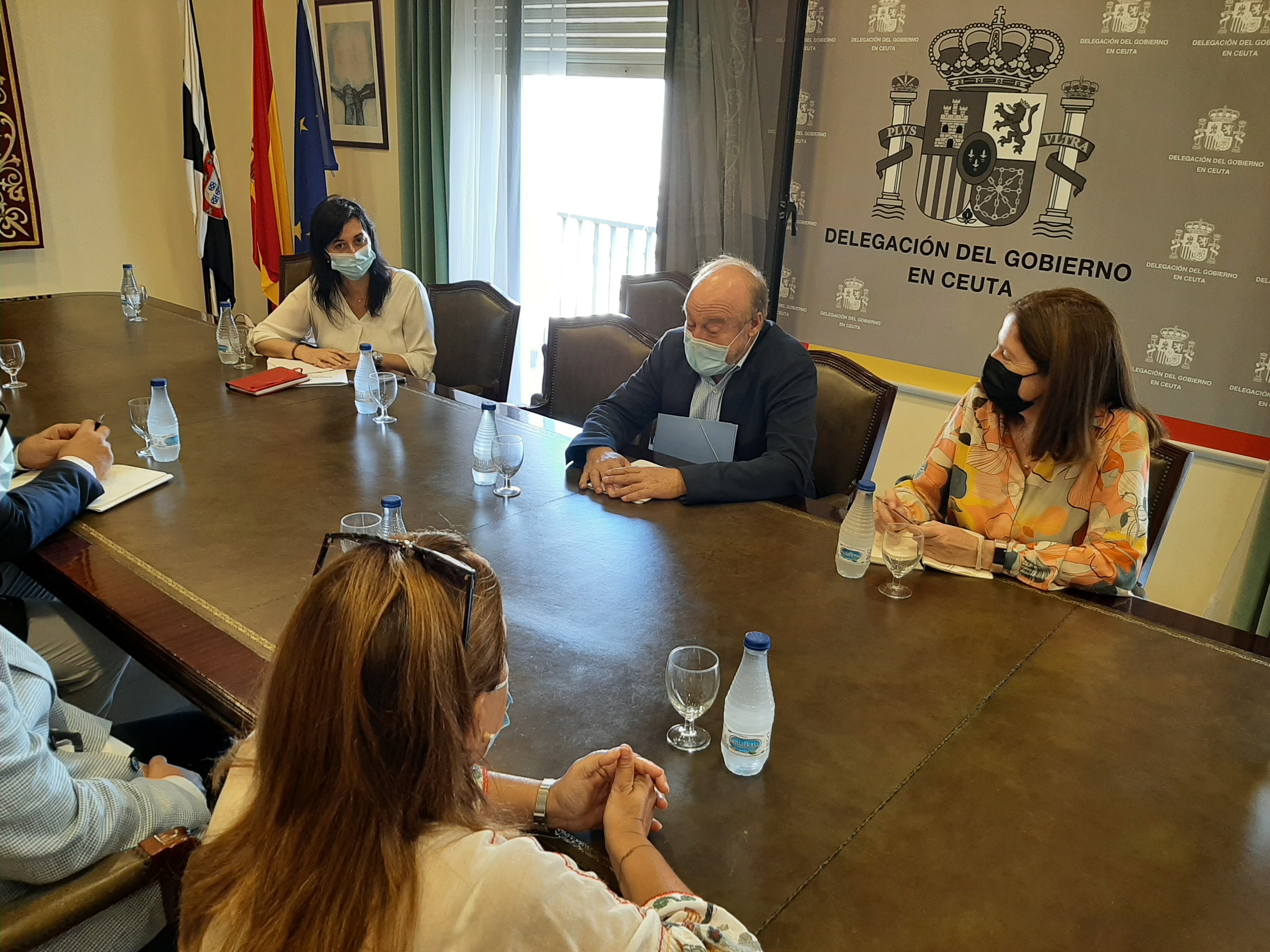 El director general de Planificación y Gestión Educativa del MEFP, de visita a las aulas a las que irán los MENA