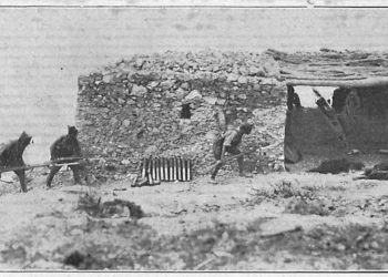 Una compañía de la Sexta Bandera del Tercio entrando al arma blanca en una casa en que los rifeños tenían emplazada una pieza de artillería (Revista La Esfera).