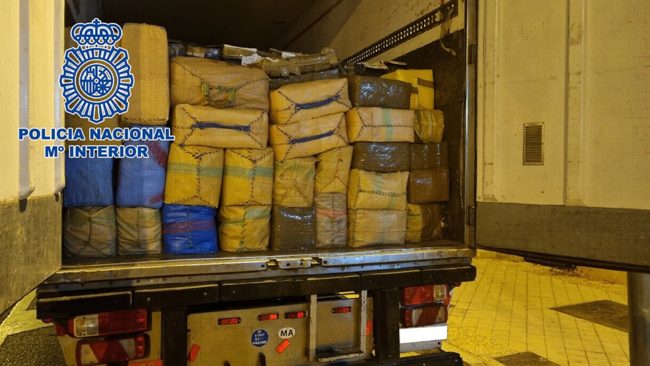 ‘Narcos’ rodean a la Policía: embestidos en la carretera y 26 toneladas de hachís intervenidas