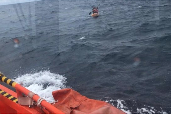 El Faro - Rescatados otros tres inmigrantes que navegaban en un kayak