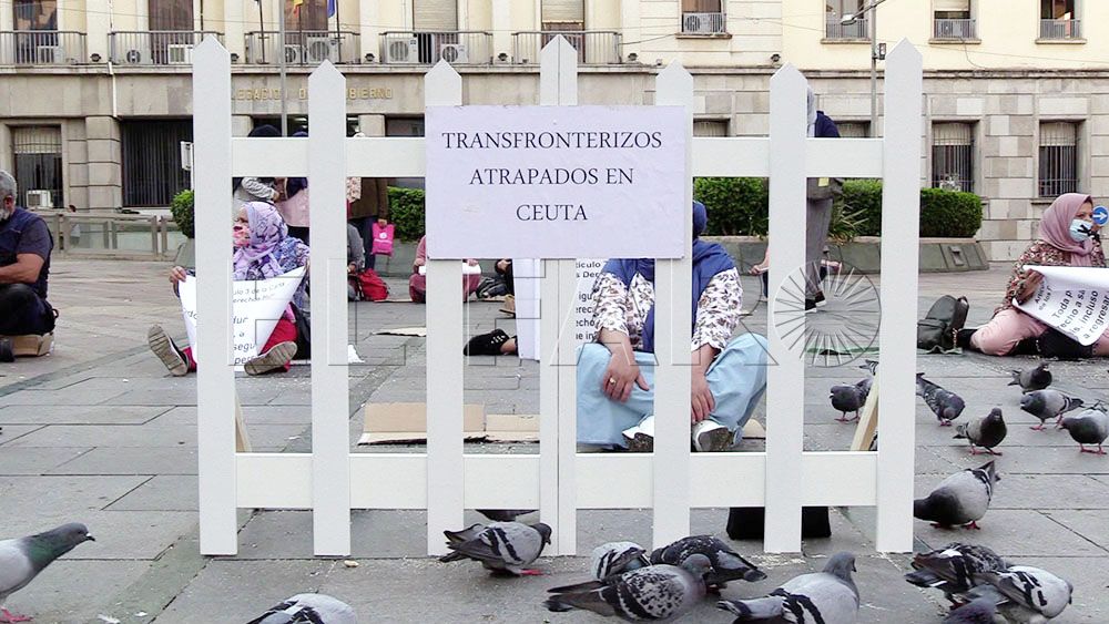 Los transfronterizos se concentran en silencio y con una valla para visibilizar su situación