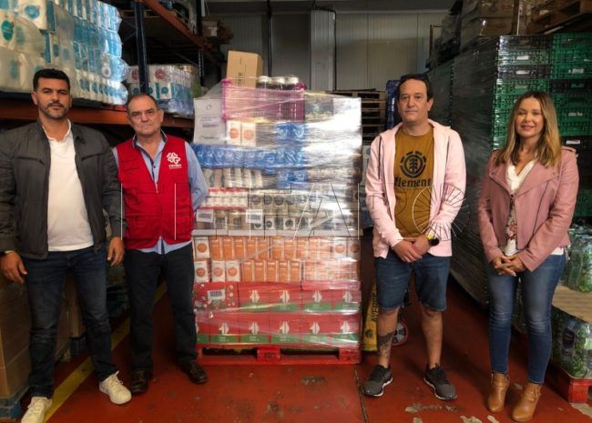 La Federación de tenis entrega 1.500 kilos de alimentos a Cáritas