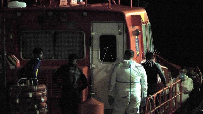 Tres inmigrantes intentan cruzar el Estrecho con flotadores