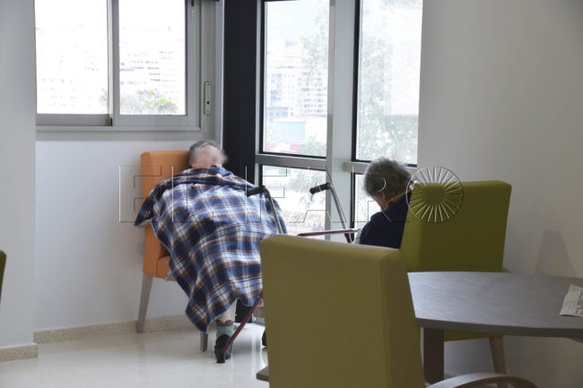 Trabajadores de residencias sin vacunar pueden trabajar sin PCR