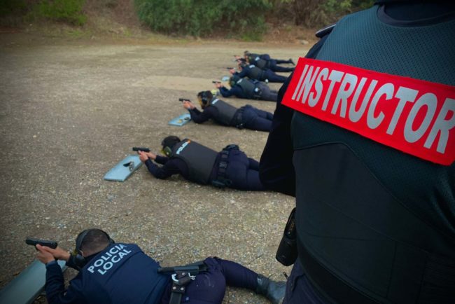 Policías y guardia civiles perfeccionan su uso táctico de las armas con una formación impulsada por la Policía Local