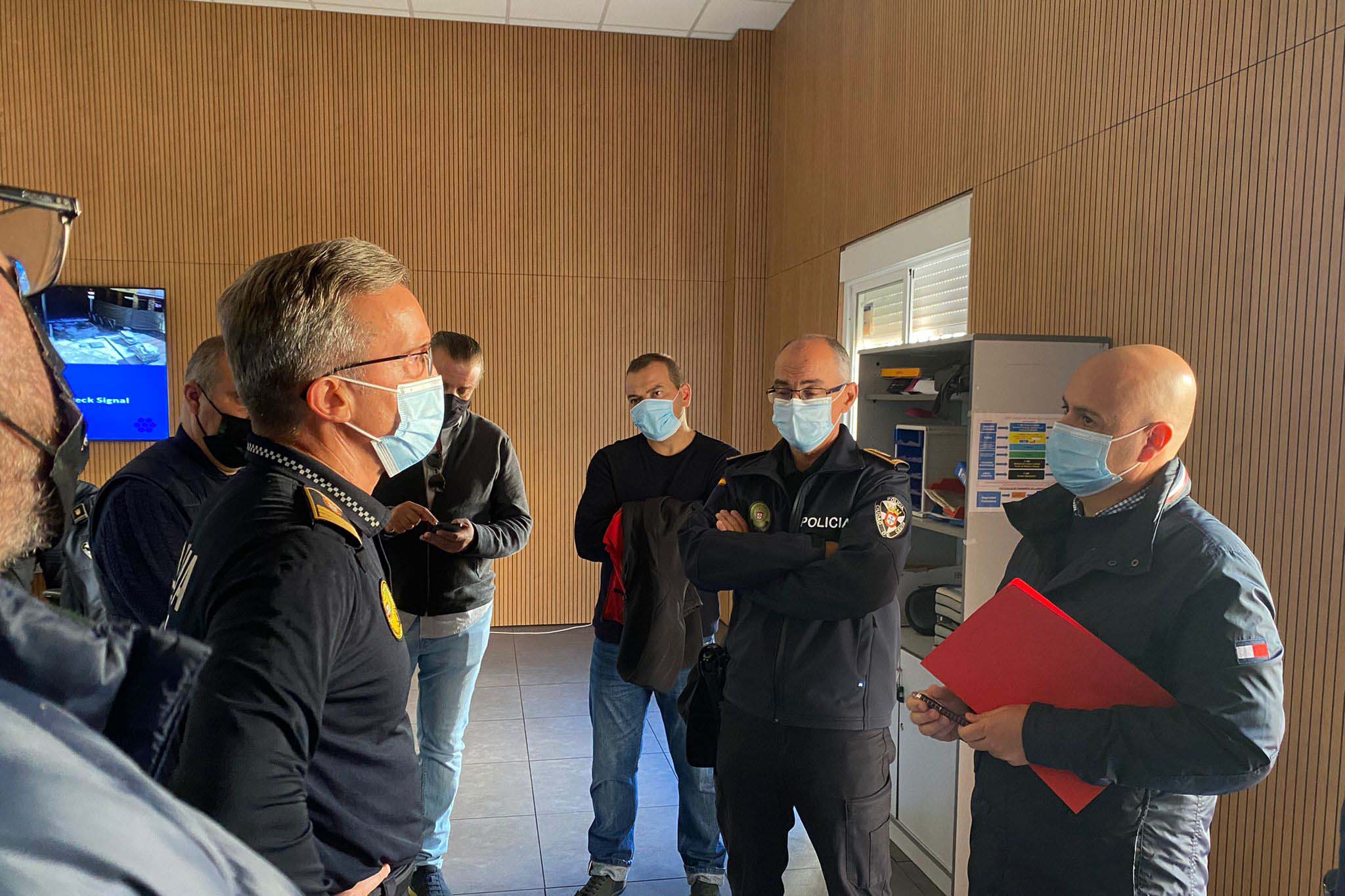 Gutiérrez visita las «tercermundistas» dependencias de la Policía Local
