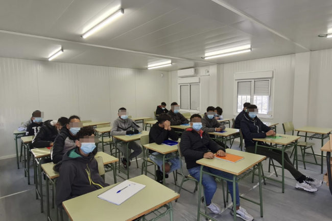 Los menores marroquíes ya van a clase en Piniers: 175 niños aprenden español