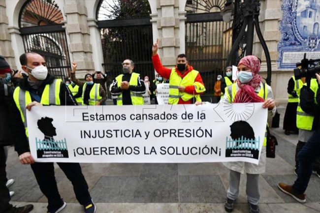 Los transfronterizos cambian de ubicación y se manifiestan a las puertas del Palacio de la Asamblea