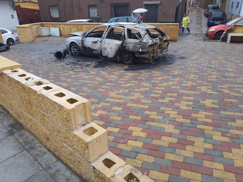 plaza-principe-coche-calcinado