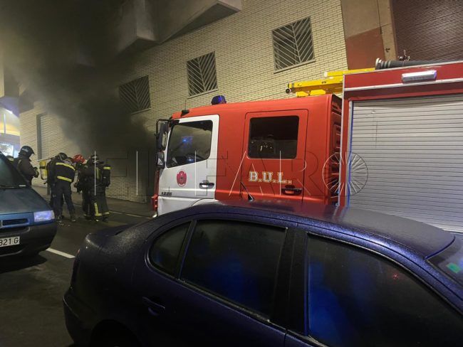 Bomberos actúa ante un complicado incendio en un garaje en calle Linares