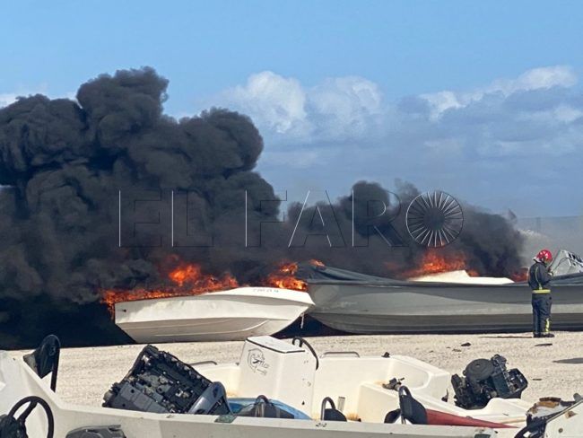 Bomberos sofoca un incendio de lanchas en el puerto