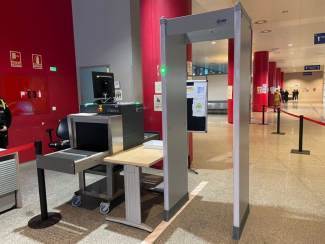 Detectores de metales, escáner de rayos X y más vigilancia para la seguridad del HUCE