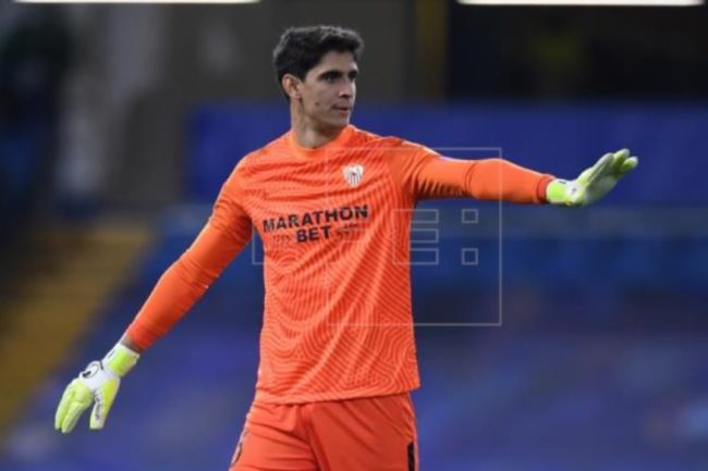 El futbolista marroquí, Yassine Bono, premiado por el fútbol español como mejor africano
