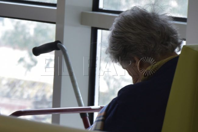 Doña triste y su nietecito Paul